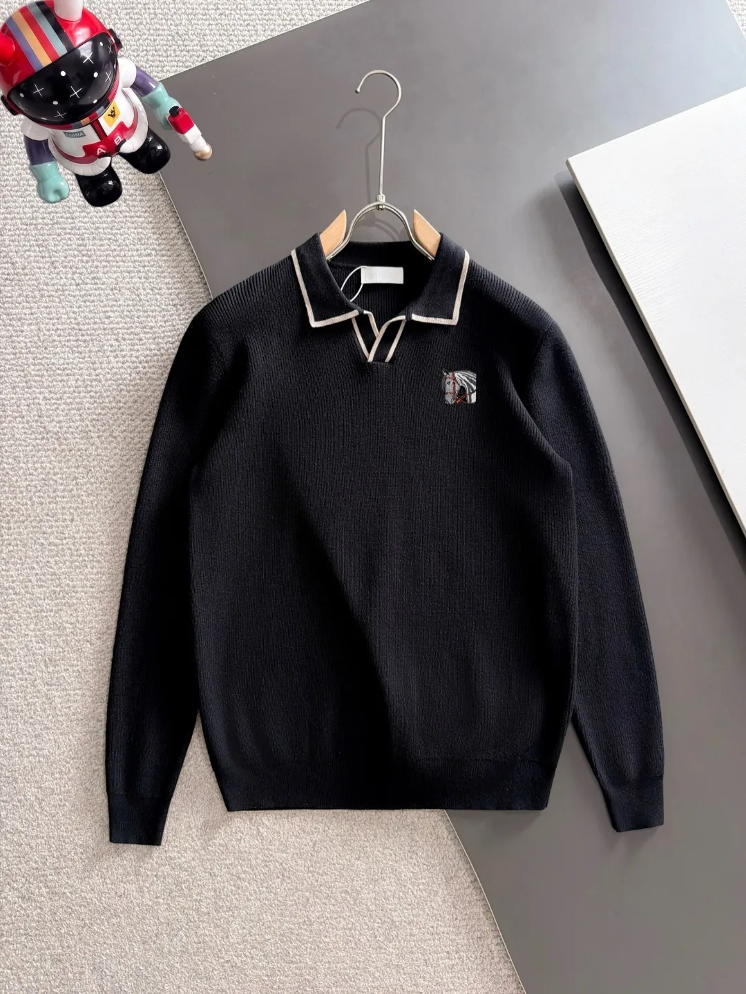 Next day shipment P195 Hermès High Quality 2026 Autumn and Winter latest sweaters from the official website, on sale at the counter at the same time Hot Sale! Specially made of wool blended fabric. It feels comfortable and can be directly in contact with the skin. The logo badge is exquisitely embroidered, which is extremely eye-catching! The details highlight the fashionable charm of big brands. Exquisite workmanship. Three-dimensional cutting style. The wearing effect is invincible and handsome! All three standards are complete! Sizes:M-3XL